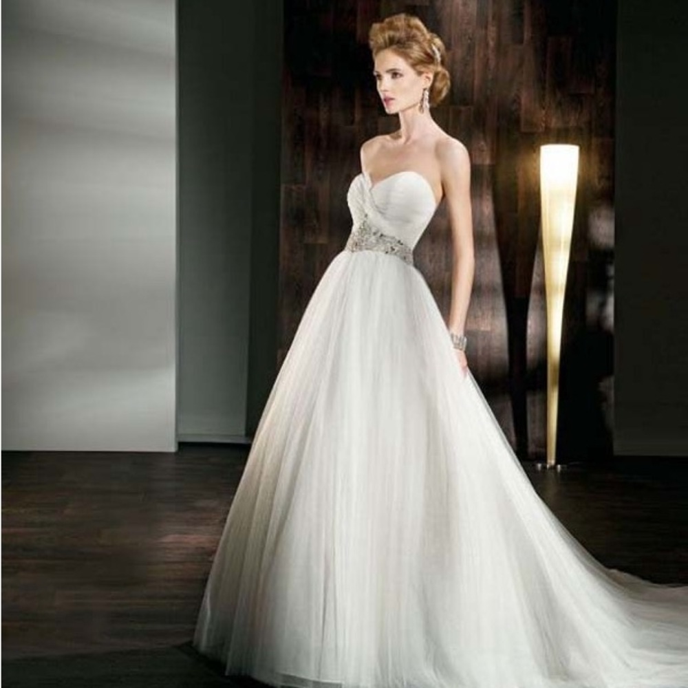 Elegant White Strapless Wedding Dress